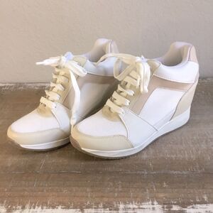 3 1/2” wedge athletic running shoes Sz 6 great condition white with beige